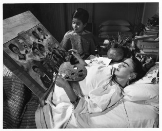 Photos N&B de Frida Khalo sur son lit qui peint.